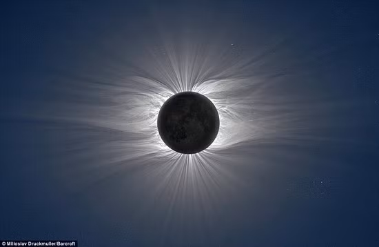 A photo montage captured during a solar eclipse over the Marshall Islands in July 2009. The beautiful image shows the solar corona that makes up the sun’s ’atmosphere’ in amazing detail as the sun passes behind the Moon Read more: http://www.dailymail.co.uk/sciencetech/article-1256875/Solar-power-Stunning-picture-shows-Suns-blustery-atmosphere-total-eclipse.html#ixzz0kTSj2FdU