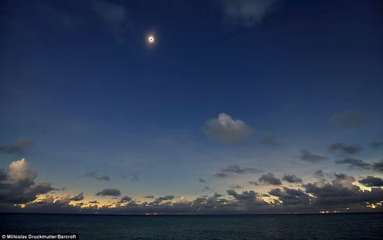 This was the view from the Marshall Islands for Mr Druckmuller where the pictures were taken. He has travelled the world chasing eclipses Read more: http://www.dailymail.co.uk/sciencetech/article-1256875/Solar-power-Stunning-picture-shows-Suns-blustery-atmosphere-total-eclipse.html#ixzz0kTT0xiIq