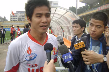Việt Thắng tỏ ra rất vui mừng khi là người ghi bàn thắng mở tỷ số cho Ninh Bình