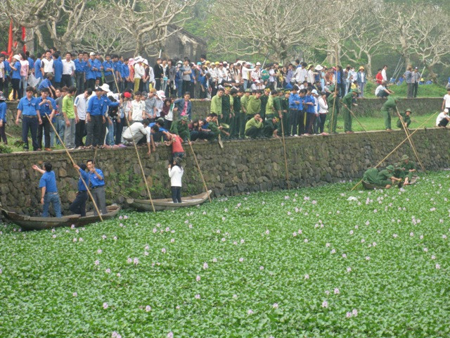 Các đoàn viên ưu tú được tặng thưởng trong lễ ra quân “Tháng thanh niên 2010”.
