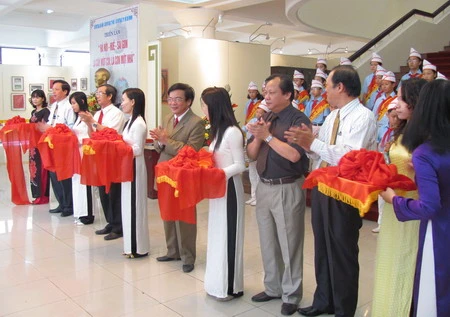 Triển lãm &quot;Hà Nội – Huế - Sài Gòn là cây một cội, là con một nhà&quot;