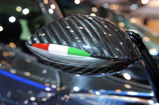 Dải ba màu theo quốc kỳ Italia được dùng trang trí thân xe Dải ba màu theo quốc kỳ Italia được dùng trang trí thân xe