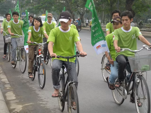 Đạp xe tuyên truyền bảo vệ môi trường và thực hiện cuộc vận động “Thanh niên với văn hóa giao thông”.