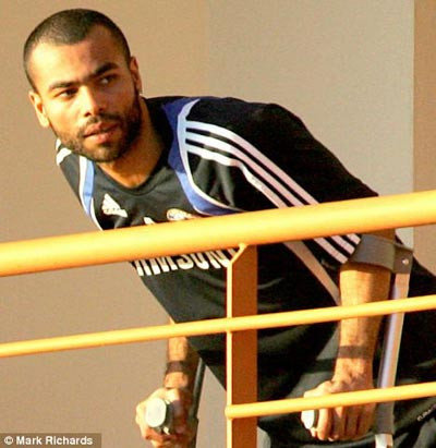 Cheryl thề không bao giờ quay lại với Ashley Cole ảnh 3 Ashley đang điều trị chấn thương mắt cá chân tại Pháp, hy vọng quay lại với vợ của anh dường như vô vọng