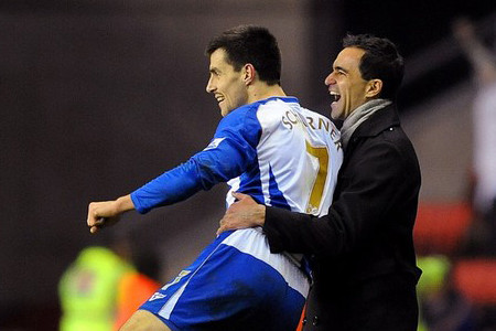 Paul Scharner (số 7) và HLV Roberto Martinez rất hạnh phúc với kết quả đạt được của đội nhà Paul Scharner (số 7) và HLV Roberto Martinez rất hạnh phúc với kết quả đạt được của đội nhà