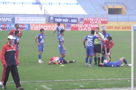 Trận đấu đã diễn ra với khá nhiều pha vào bóng có phần quyết liệt Trận đấu đã diễn ra với khá nhiều pha vào bóng có phần quyết liệt