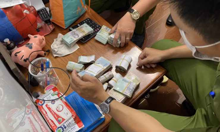 Cơ quan chức năng thu giữ tang vật có liên quan đến vụ án.