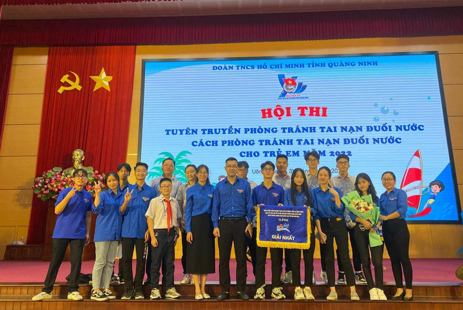 Các đoàn viên, thanh niên Trường THPT Cẩm Phả trong một hội thi của tỉnh đoàn Quảng NInh. Các đoàn viên, thanh niên Trường THPT Cẩm Phả trong một hội thi của tỉnh đoàn Quảng NInh.