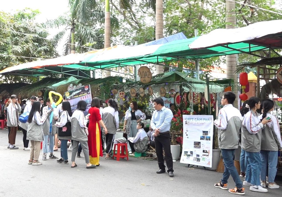 Các hoạt động giáo dục được Trường THPT Cẩm Phả tổ chức luôn gắn với giáo dục đạo đức, lối sống. Các hoạt động giáo dục được Trường THPT Cẩm Phả tổ chức luôn gắn với giáo dục đạo đức, lối sống.