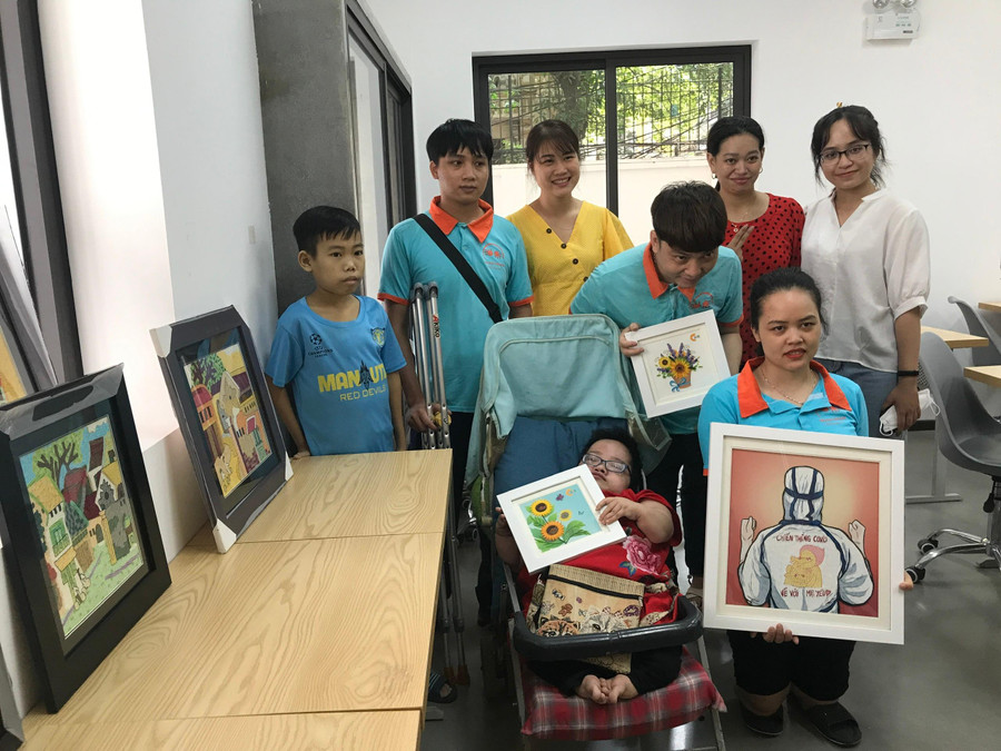 Các giảng viên, sinh viên Trường ĐH Ngoại thương và nhóm người khuyết tật với sản phẩm của mình. Các giảng viên, sinh viên Trường ĐH Ngoại thương và nhóm người khuyết tật với sản phẩm của mình.