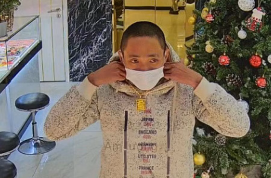 Đào Ngọc Toàn thực hiện vụ cướp tài sản bị camera an ninh ghi lại.