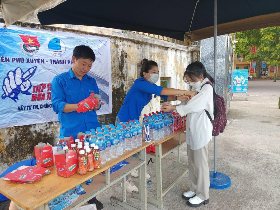 Điểm thi trường THCS Minh Tân là năm đầu tiên triển khai mô hình tiếp sức mùa thi trên, mô hình nước mía 0 đồng, hỗ trợ ăn nghỉ lại qua đêm miễn phí đã được triển khai rất chủ động, nhận được sự tham gia của nhiều đoàn thể xã và mạnh thường quân. Điểm thi trường THCS Minh Tân là năm đầu tiên triển khai mô hình tiếp sức mùa thi trên, mô hình nước mía 0 đồng, hỗ trợ ăn nghỉ lại qua đêm miễn phí đã được triển khai rất chủ động, nhận được sự tham gia của nhiều đoàn thể xã và mạnh thường quân.