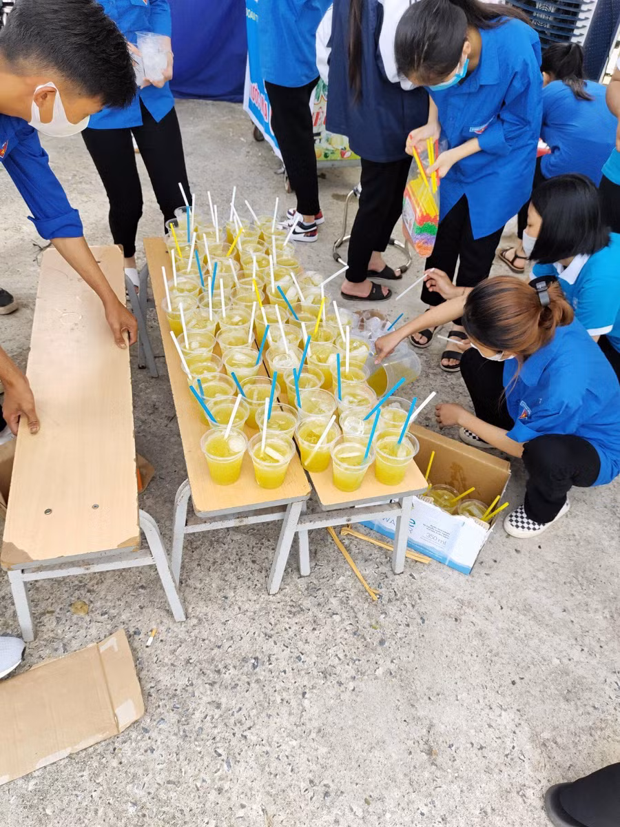 Những cốc nước mía '0 đồng' được các bạn tình nguyện viên tỉ mỉ chuẩn bị.