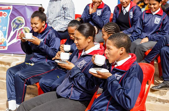 Nhóm người yêu thích uống trà gồm các sinh viên và những người dân địa phương tới sự kiện để hỗ trợ Ingar. Ảnh: Guinness World Records. Nhóm người yêu thích uống trà gồm các sinh viên và những người dân địa phương tới sự kiện để hỗ trợ Ingar. Ảnh: Guinness World Records.