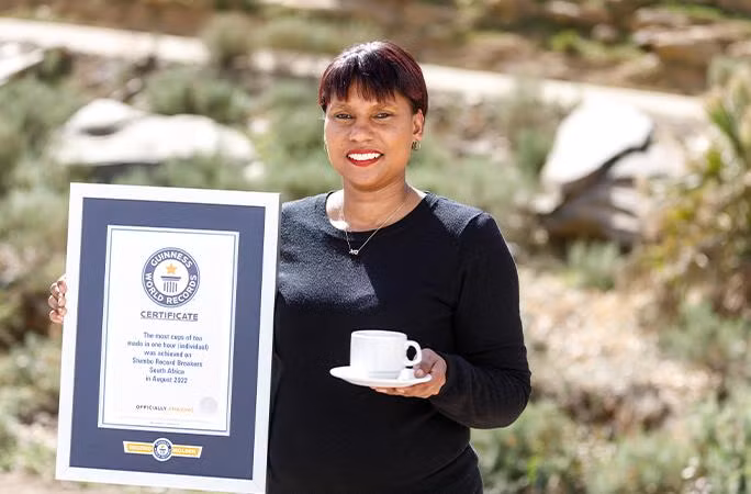 Ingar Valentyn được công nhận kỷ lục khi hoàn thành 249 tách trà trong một giờ. Ảnh: Guinness World Records.