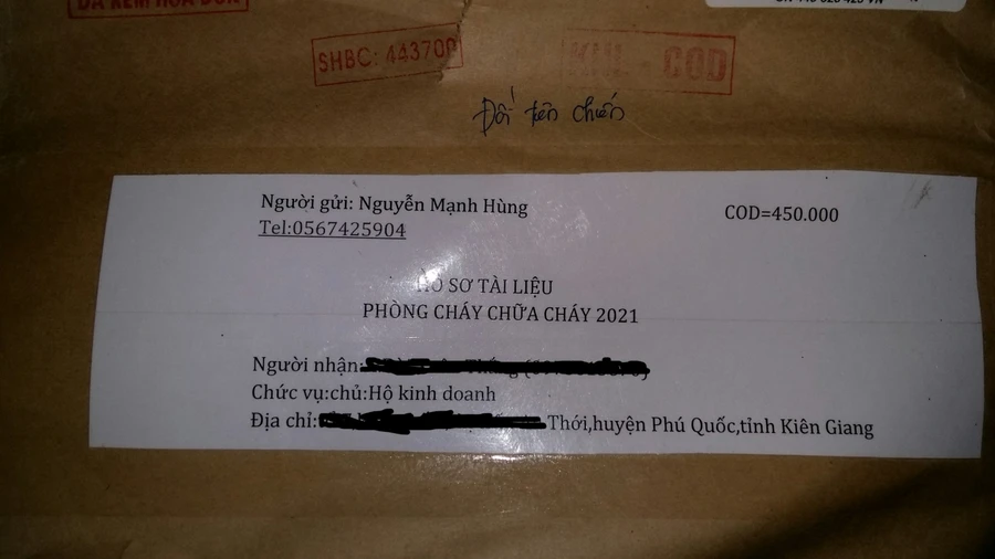 Các đối tượng lừa bán tài liệu tập huấn giá 450 ngàn đồng gửi qua dịch vụ chuyển phát dạng COD. Ảnh: Công an Kiên Giang.