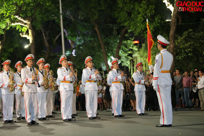 Dàn kèn công an tại phố đi bộ hồ Hoàn Kiếm.