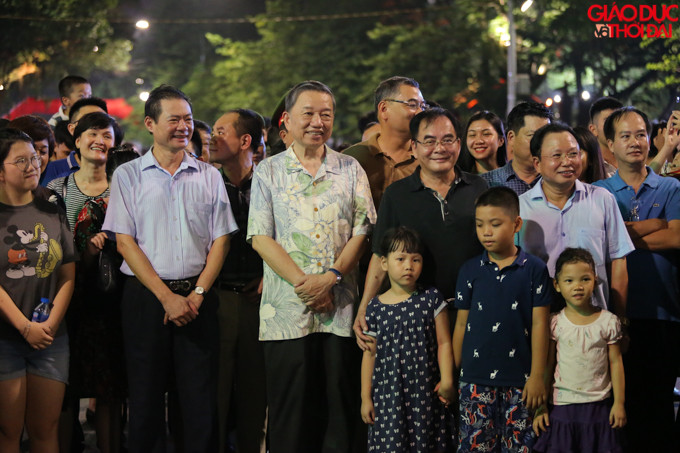 Đại tướng, Bộ trưởng Bộ Công an Tô Lâm cùng dòng người trên phố đi bộ say sưa thưởng thức những giai điệu hào hùng.