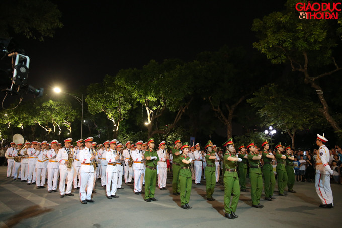 Buổi diễu hành và trình diễn nhạc kèn có sự tham gia của 65 chiến sĩ thuộc đội quân nhạc và 20 chiến sĩ thuộc đội múa.