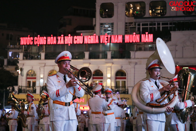 Sau buổi biểu diễn đầu tiên tại phố đi bộ, Đoàn nghi lễ Công an nhân dân lên kế hoạch thực hiện những buổi biểu diễn định kỳ tại phố đi bộ hồ Hoàn Kiếm.