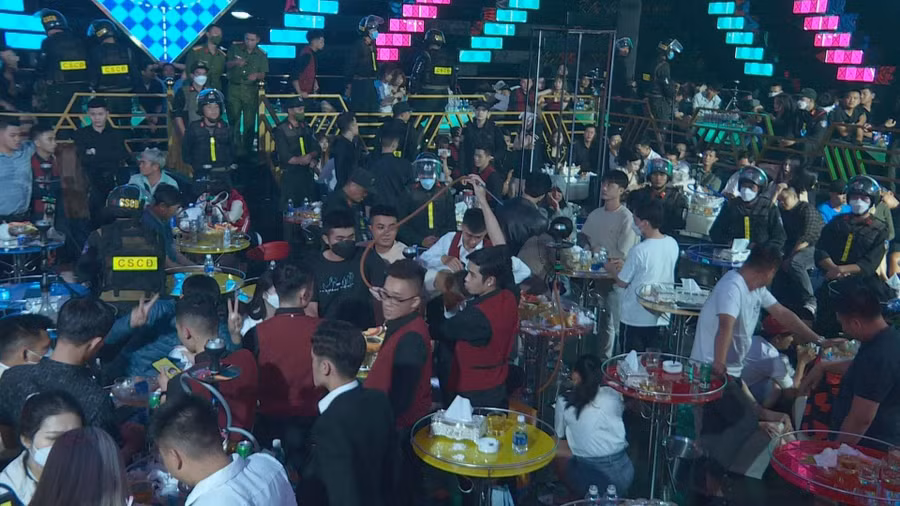 Lực lượng chức năng đột kích quá bar trong đêm.