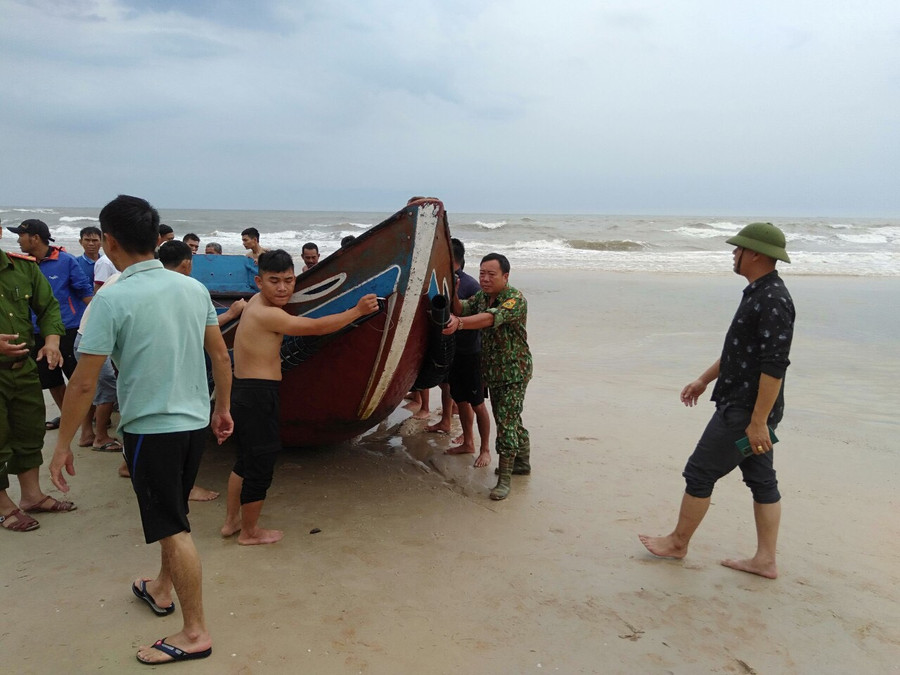 Bộ đội biên phòng cứu hộ thuyền của ngư dân bị chìm. Bộ đội biên phòng cứu hộ thuyền của ngư dân bị chìm.