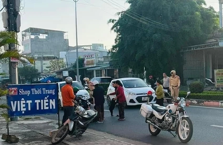 Hai CSGT Công an thị xã Ayun Pa hỗ trợ đưa sản phụ đến bệnh viện an toàn. Ảnh: Người dân cung cấp.