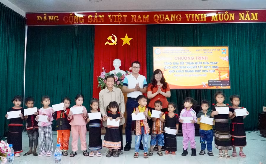 Quỹ vì trẻ em khuyết tật Việt Nam tặng 50 suất học bổng cho học sinh khuyết tật, khó khăn ở TP Kon Tum.