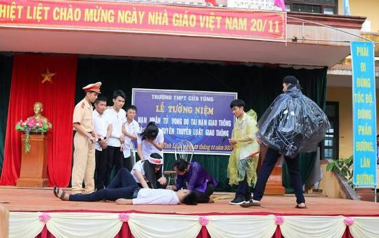 Tổ chức kịch tuyên truyền ATGT. Tổ chức kịch tuyên truyền ATGT.
