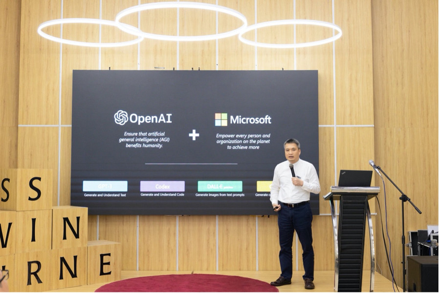 Ông Lê Nhân Tâm – Giám đốc Công nghệ Microsoft Việt Nam trình bày tại hội thảo.
