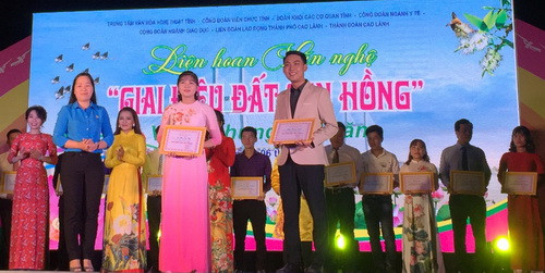 Các thí sinh được nhận giải từ Liên hoan văn nghệ “Giai điệu Đất Sen hồng”