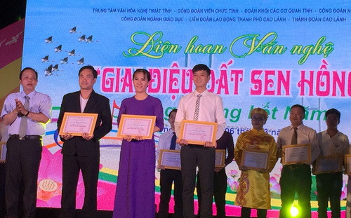 Thí sinh Võ Thị Thúy Hằng (giữa) đạt giải B