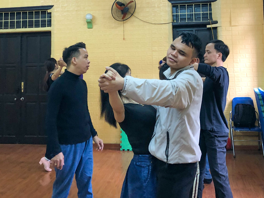 Mong muốn lớn nhất của anh Hòa là nhìn thấy sự hòa nhập, tự tin và trưởng thành của các bạn học viên. Anh mong rằng mô hình lớp học khiêu vũ cho người khiếm thị có thể lan tỏa mạnh mẽ hơn nữa, không chỉ ở Hà Nội mà ở khắp các tỉnh thành trên cả nước. Mong muốn lớn nhất của anh Hòa là nhìn thấy sự hòa nhập, tự tin và trưởng thành của các bạn học viên. Anh mong rằng mô hình lớp học khiêu vũ cho người khiếm thị có thể lan tỏa mạnh mẽ hơn nữa, không chỉ ở Hà Nội mà ở khắp các tỉnh thành trên cả nước.