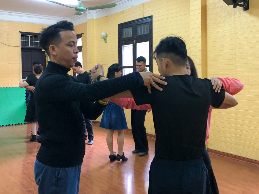 Anh Hòa phải mô tả và chỉnh sửa chi tiết cho từng học viên. Anh Hòa phải mô tả và chỉnh sửa chi tiết cho từng học viên.