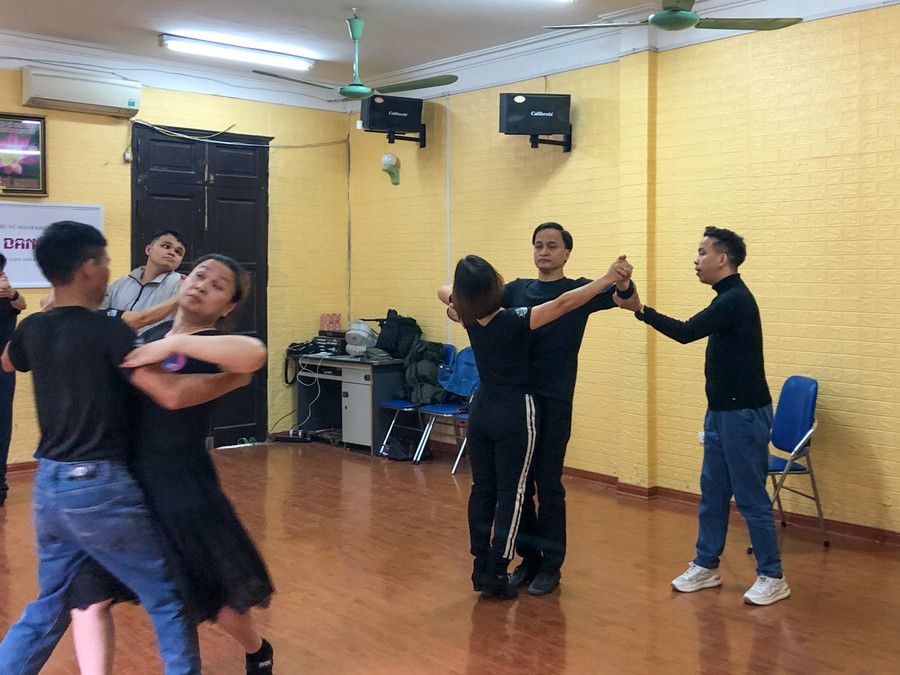 'Tôi mong muốn không chỉ ở Hà Nội mà các bạn khiếm thị ở khắp các tỉnh thành đều có cơ hội biết đến khiêu vũ thể thao và tham gia khiêu vũ thể thao. Đó là cơ hội để rèn luyện sức khỏe, cũng đồng thời giúp các bạn tự tin và hòa nhập với cộng đồng' - anh Hòa chia sẻ. 'Tôi mong muốn không chỉ ở Hà Nội mà các bạn khiếm thị ở khắp các tỉnh thành đều có cơ hội biết đến khiêu vũ thể thao và tham gia khiêu vũ thể thao. Đó là cơ hội để rèn luyện sức khỏe, cũng đồng thời giúp các bạn tự tin và hòa nhập với cộng đồng' - anh Hòa chia sẻ.