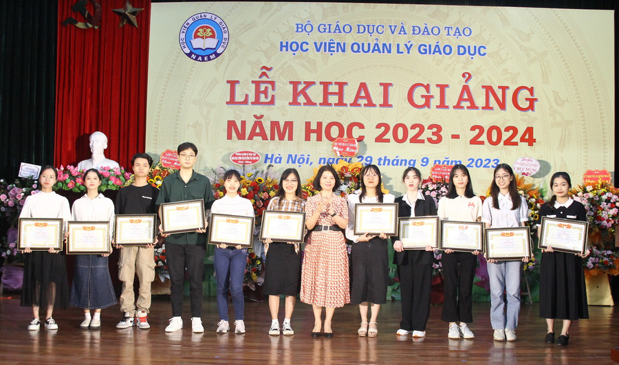 PGS.TS Nguyễn Thị Thu Hằng - Bí thư Đảng ủy, Chủ tịch Hội đồng Học viện Quản lý giáo dục trao Giấy khen cho các sinh viên có thành tích xuất sắc trong các phong trào năm học 2022 – 2023.