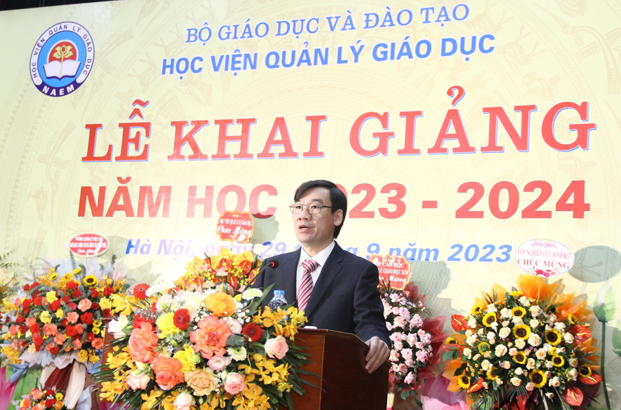 TS Phan Hồng Dương - Phó Giám đốc phụ trách Học viện Quản lý giáo dục phát biểu tại Lễ khai giảng.