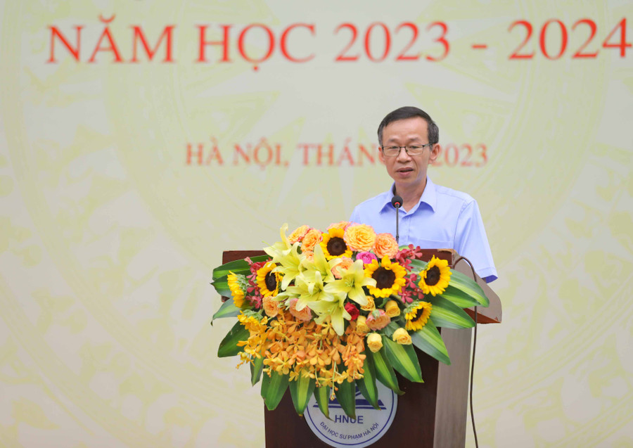 GS.TS Nguyễn Văn Minh – Hiệu trưởng Trường ĐH Sư phạm Hà Nội phát biểu gặp mặt, truyền cảm hứng tân sinh viên.