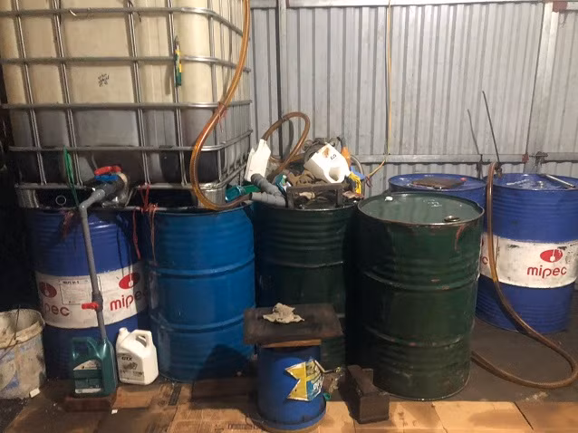 Hệ thống sản xuất dầu nhớt giả.