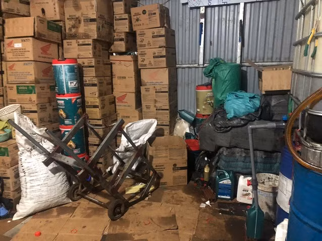 Mỗi tháng, cơ sở sản xuất cho "ra lò" hàng nghìn lít dầu nhớt giả.