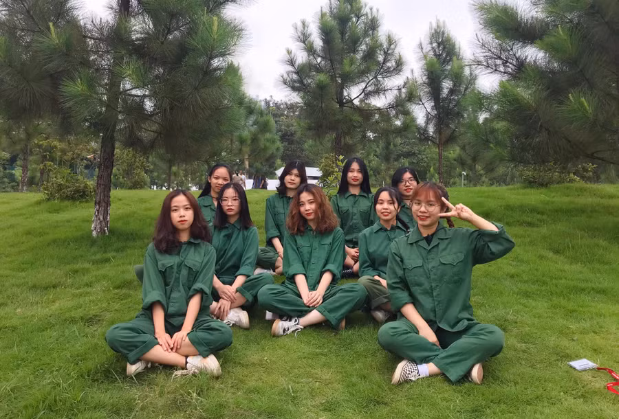 Những ngày Lìn Thị Miến và các bạn tập quân sự tại Trường ĐH Ngoại thương.