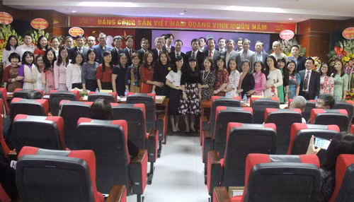 Ban chấp hành khóa mới ra mắt đại hội Ban chấp hành khóa mới ra mắt đại hội