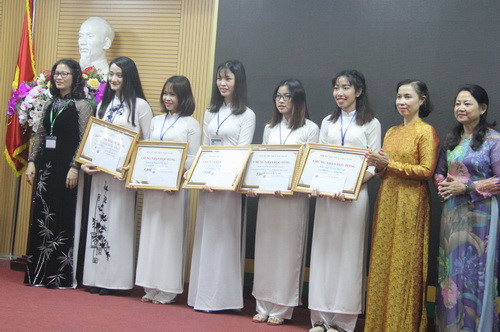Hoàng Thị Thảo (thứ 3 từ phải sang trái) vinh dự là một trong 5 nữ sinh xuất sắc của Học viện Nông nghiệp Việt Nam được nhận học bổng của Hội Nữ trí thức Việt Nam Hoàng Thị Thảo (thứ 3 từ phải sang trái) vinh dự là một trong 5 nữ sinh xuất sắc của Học viện Nông nghiệp Việt Nam được nhận học bổng của Hội Nữ trí thức Việt Nam