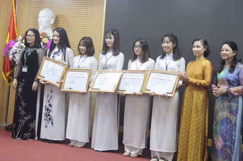 Hoàng Thị Thảo (thứ 3 từ phải sang trái) vinh dự là một trong 5 nữ sinh xuất sắc của Học viện Nông nghiệp Việt Nam được nhận học bổng của Hội Nữ trí thức Việt Nam