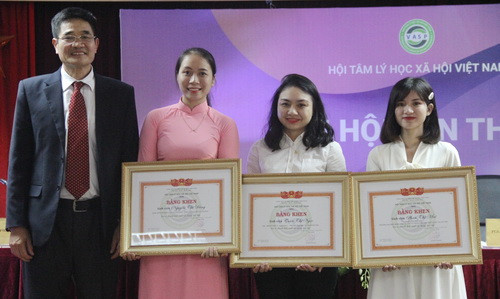 Tặng Bằng khen cho các sinh viên xuất sắc