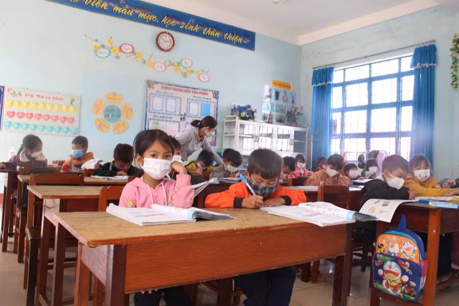 Học sinh Trường Tiểu học Sơn Lang còn nhiều khó khăn, thiếu thốn.