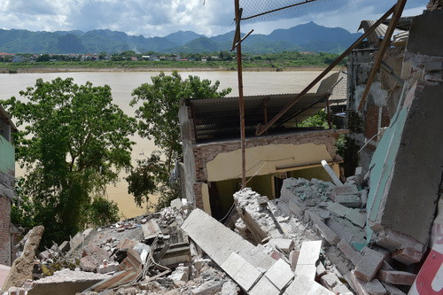 Sạt lở bờ sông trên diện rộng khiến nhà của nhiều hộ gia đình bị sập. Ảnh VGP Sạt lở bờ sông trên diện rộng khiến nhà của nhiều hộ gia đình bị sập. Ảnh VGP