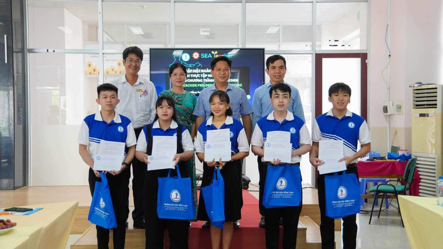 Trao quyết định cử sinh viên đi thực tập tại nước ngoài.