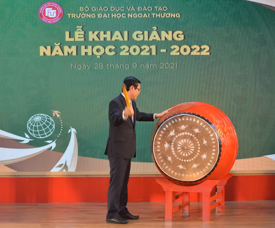 Thứ trưởng Nguyễn Văn Phúc gióng hồi trống khai giảng năm học mới