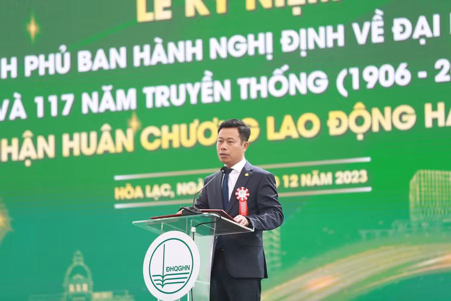 Giám đốc ĐHQGHN Lê Quân phát biểu tại Lễ kỷ niệm. Giám đốc ĐHQGHN Lê Quân phát biểu tại Lễ kỷ niệm.